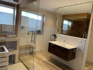 Badezimmer mit Sauna im Obergeschoss