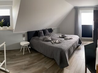 Großes Schlafzimmer im Obergeschoss