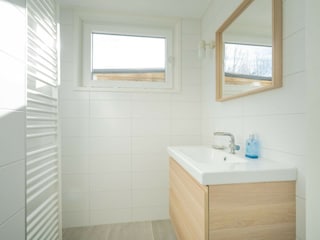 Badezimmer 1 im EG mit Regendusche und Waschbecken