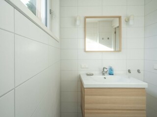 Badezimmer 1 im EG mit Regendusche und Waschbecken