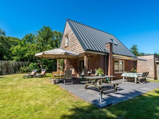 berdachte Terrasse mit Gartenmöbeln