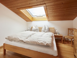 großes Schlafzimmer mit Dachfenster