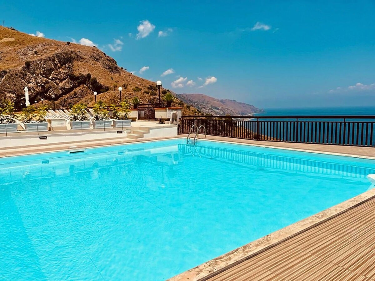 Vacation apartment with pool and sea view in Taormina