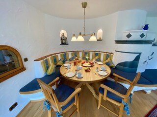 Essbereich im Wohnzimmer mit Durchreiche zur Küche