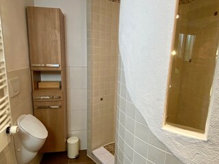 Badezimmer 1 mit WC und Dusche