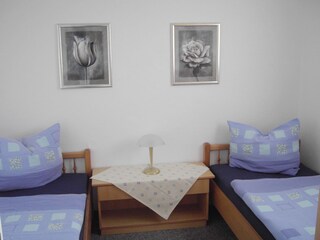 Das Schlafzimmer mit großem Kleiderschrank.