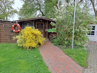 Grillhütte mit Fahrradraum  rechts