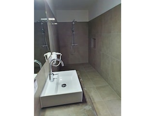 Selavi Master Badroom Walk-in Shower