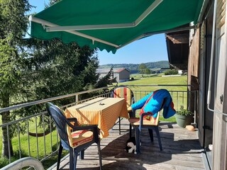 Euer Balkon mit Liegestühlen und Relaxliege..