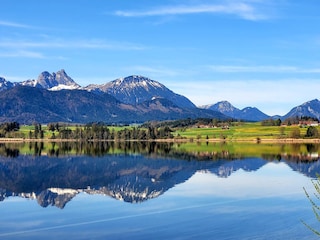 Blick über den Hopfensee auf unser Zuhause re. im Bild