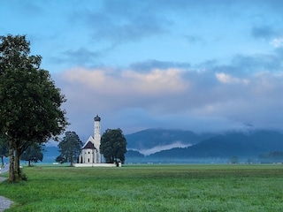 Herbstliche Morgenstimmung am St. Coloman in Schwangau