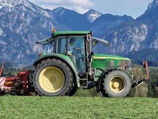 Heuernte mit John Deere Traktoren und Schlossblick