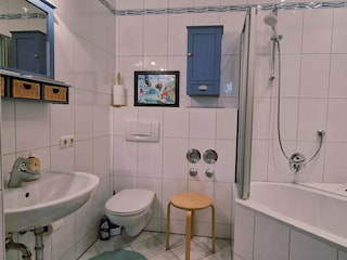 Badezimmer mit Duschbadewanne..