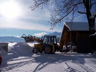 Winterliches Allgäu. Schneeräumen auf unserem Hof..