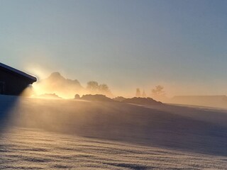 Unser Hof, bei winterlichen Sonnenaufgang...