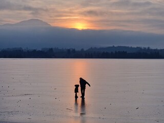 Sonnenuntergang auf dem zugefrorenen Hopfensee