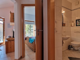 Blick vom Flur in Wohnzimmer, Bad und Schlafzimmer...