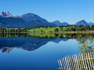 Blick über den Hopfensee auf unser Zuhause (Mitte/re.).