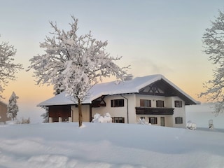 Unser Wohnhaus in winterl. Abendstimmung