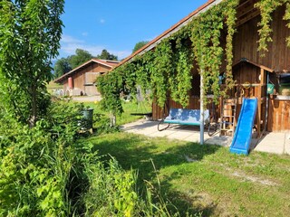 Überdachter Spielplatz mit Trampolin...