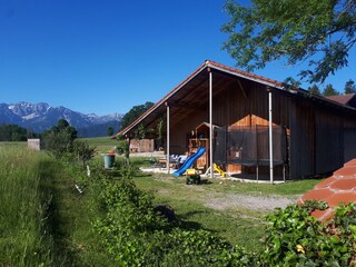 Überdachter Kinderspielplatz bei jedem Wetter...
