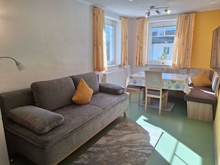 Sofa mit Esstisch