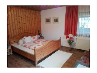 Zimmer 2 mit TV und Waschbecken