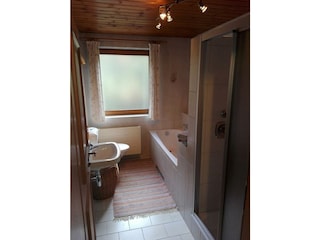 Bad mit separater Duschkabine und WC