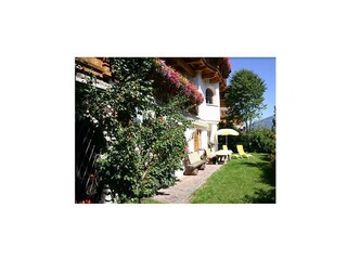 Landhaus Grawa Fulpmes Garten im Sommer