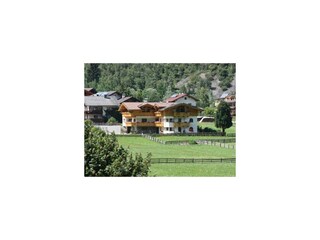 Hausansicht und Umgebung