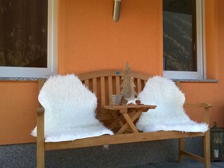 Sitzbank vor FEWO im Winter