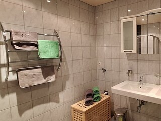 Badezimmer m. Doppelwaschtisch