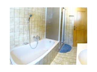 Badewanne und Dusche