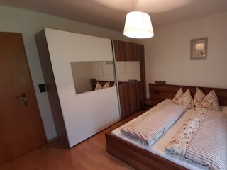 Schlafzimmer Serles 1 (2016_04_10 10_15_05 UTC)