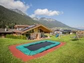 Garten mit Trampolin und Spielplatz