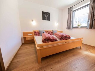 Schlafzimmer mit gemütliichem Doppelbett