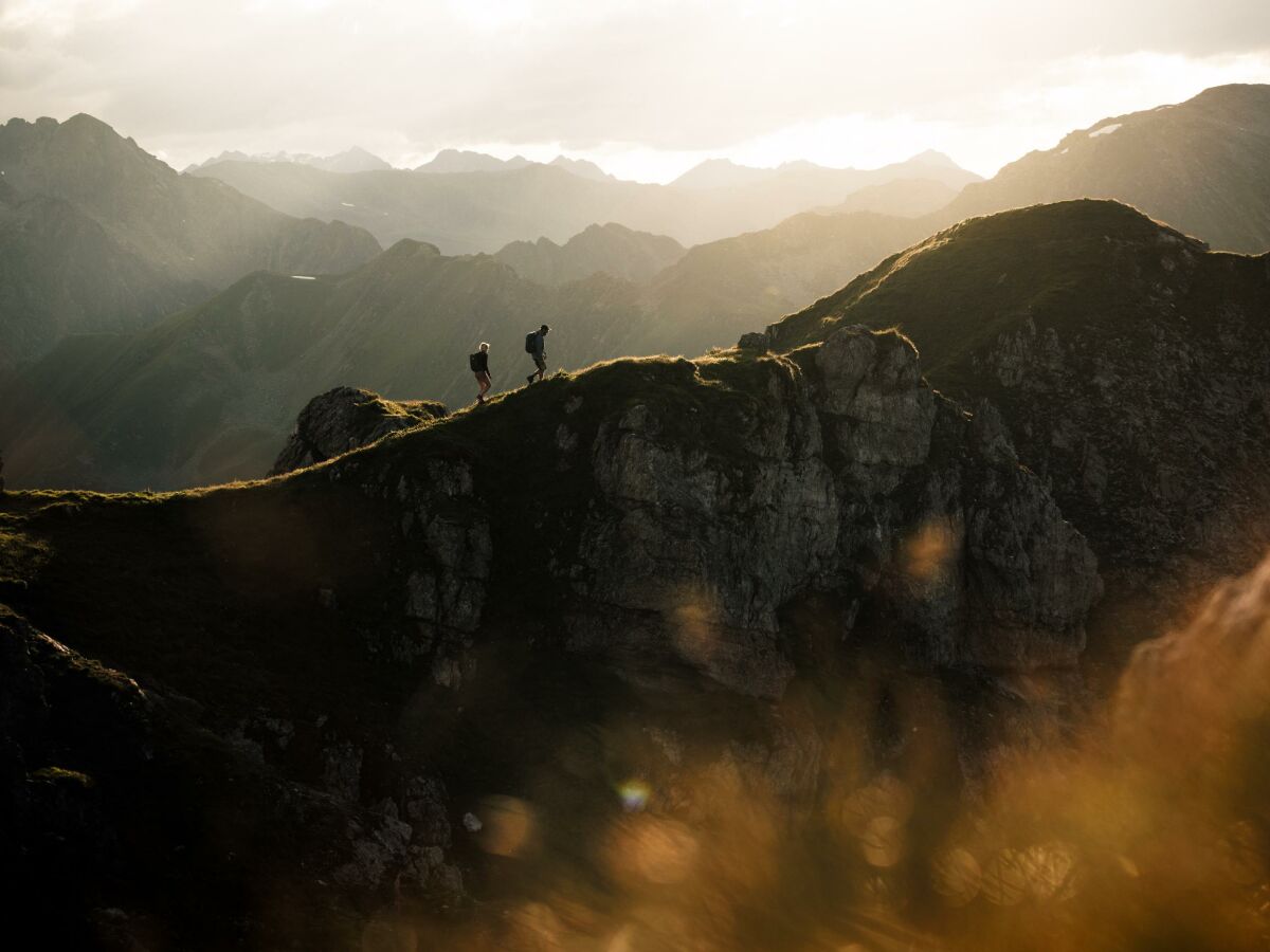 Paar wandert am Berggrat