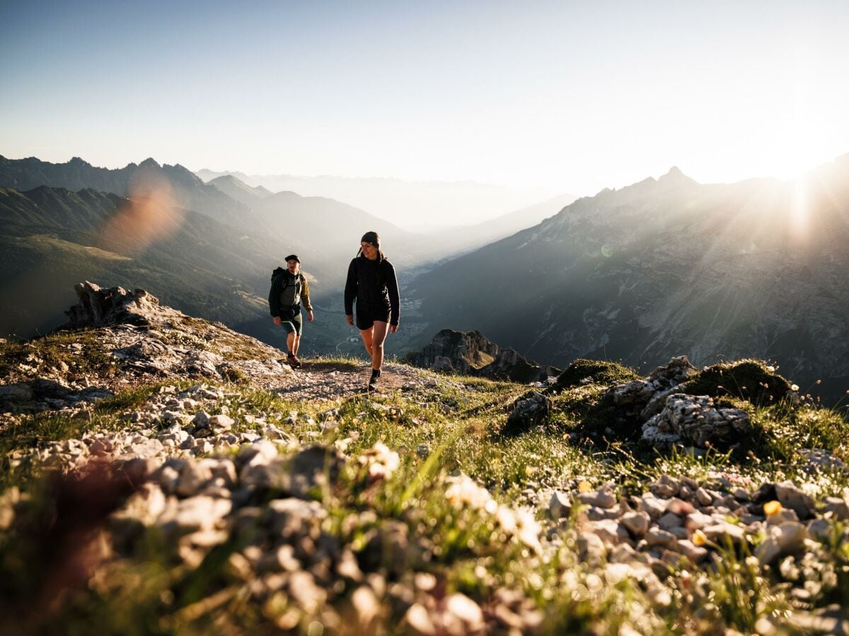 Bergsteigen im Sonnenaufgang