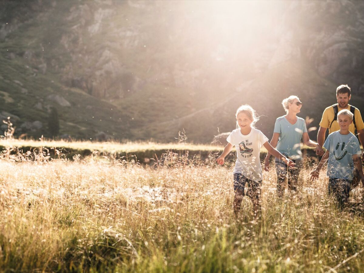 Familie beim Wilde Wasser Weg