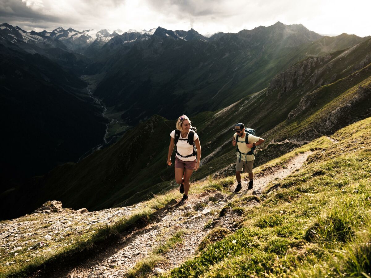 Paar beim Wandern Hoher Burgstall