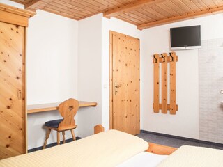 Zimmer 2, TV und Waschbecken