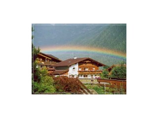 Hausansicht mit Regenbogen