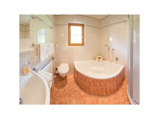 Landhaus Pinnis Badewanne und Dusche