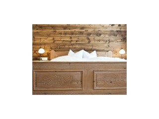 s'Landhaus - Bett Zimmer mit geschnitzen Möbel