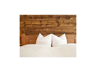 s'Landhaus - Zimmer mit geschnitzten Möbel