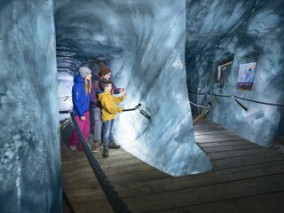 Eisgrotte-StubaierGletscher01-c-AndreSchoenherr