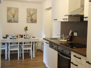 Küchenzeile und Esstisch