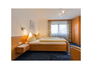 Schlafzimmer mit drei Betten