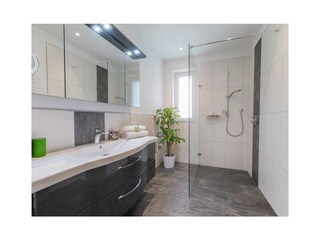 29D38E44-3F54-4B25-8DAB-2E180A66A422_1_105_c