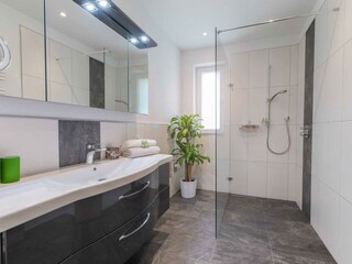 Großzügiges Badezimmer mit stufenloser Dusche
